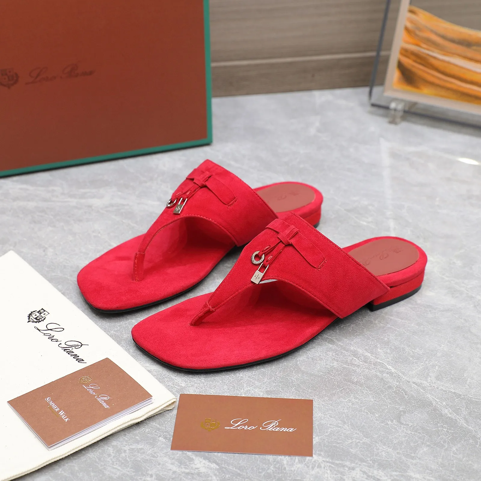 👟👟Ex-factory price 560👟👟 Purchasing-grade [Loro Piana] LP Mindil series T-strap thong sandals ✔️Top quality ✔️Soft sheep leather forms a tailor-made band that meets at the top of the upper and is fixed by a strong elastic ankle design. One is adorned with a discreet horn padlock, the other a gold circle badge. With its simple construction and sophisticated feel, these sandals are ideal for summer. ✔️Material: imported sheepskin fabric, sheepskin lining and feet ✔️Imported genuine leather outsole ✔️Code number: 35-42 (35/41/42 custom-made, non-refundable)